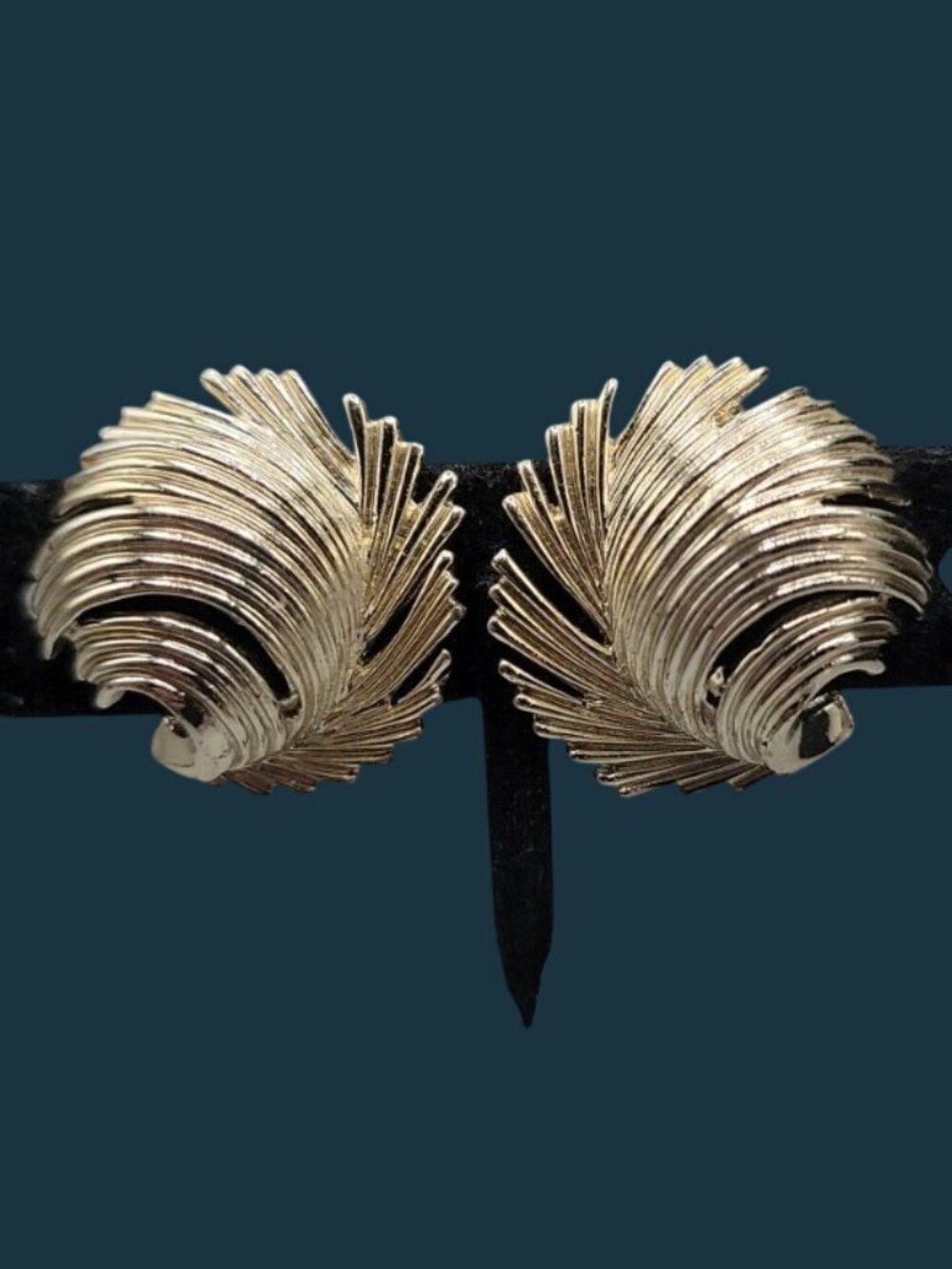 Vintage Lisner Feather Swirl Clip On Earrings Light Gold Tone Modernist Studs